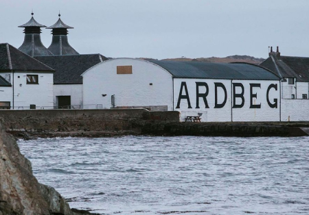 Whisky z ostrova Islay: Dym, more, tradícia a charakter, ktorý ťa dostane