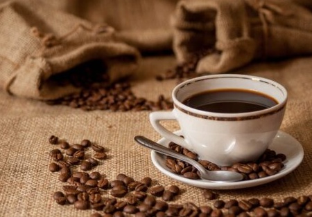 Káva: od zrnka až po šálku – ako si vybrať tú pravú