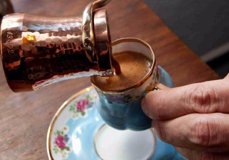 História kávy: od etiópskych pastierov po moderné kaviarne