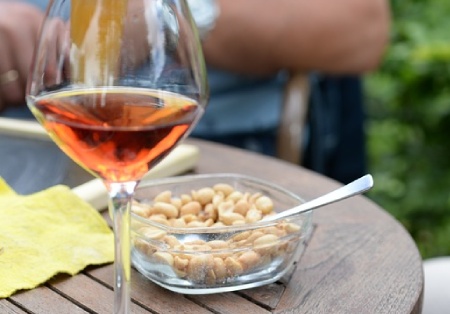 Čo jeme, keď pijeme: najlepšie snacky k vínu, pivu a destilátom