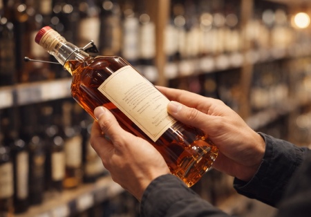 Biblia darčekového alkoholu: Ako vybrať fľašu, ktorá zanechá stopu (Kompletný sprievodca)