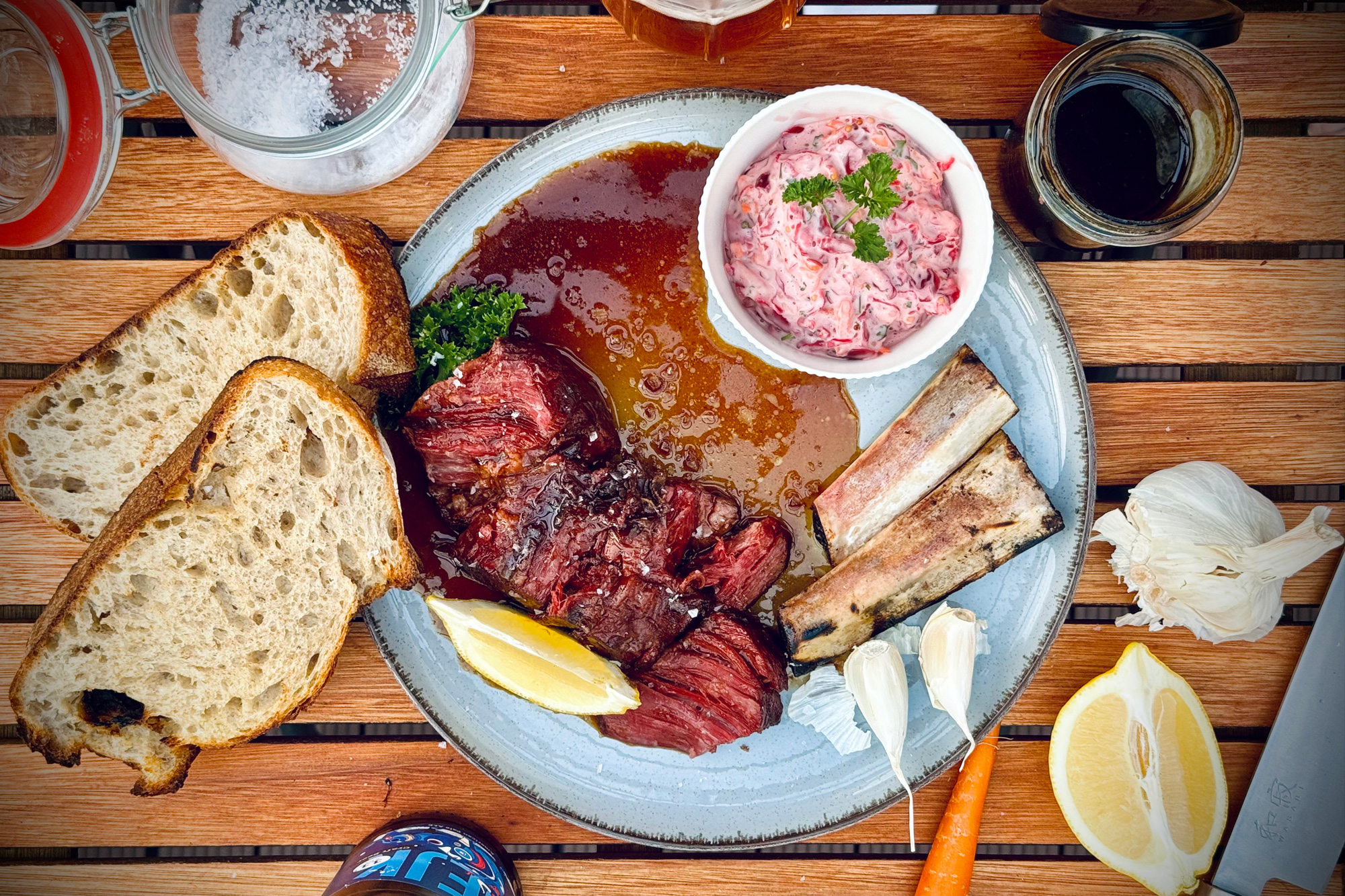 Zauzené hovězí žebro, coleslaw, Jack Daniel's omáčka