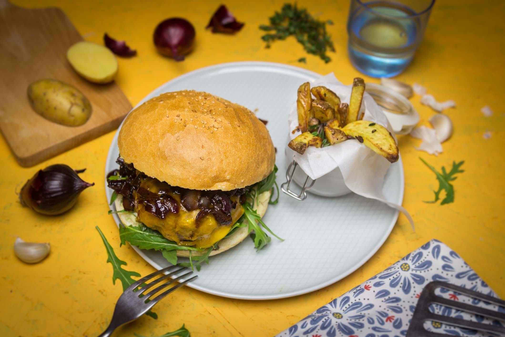 Burger s cibulovým chutney a česnekovo tymiánovými hranolkami