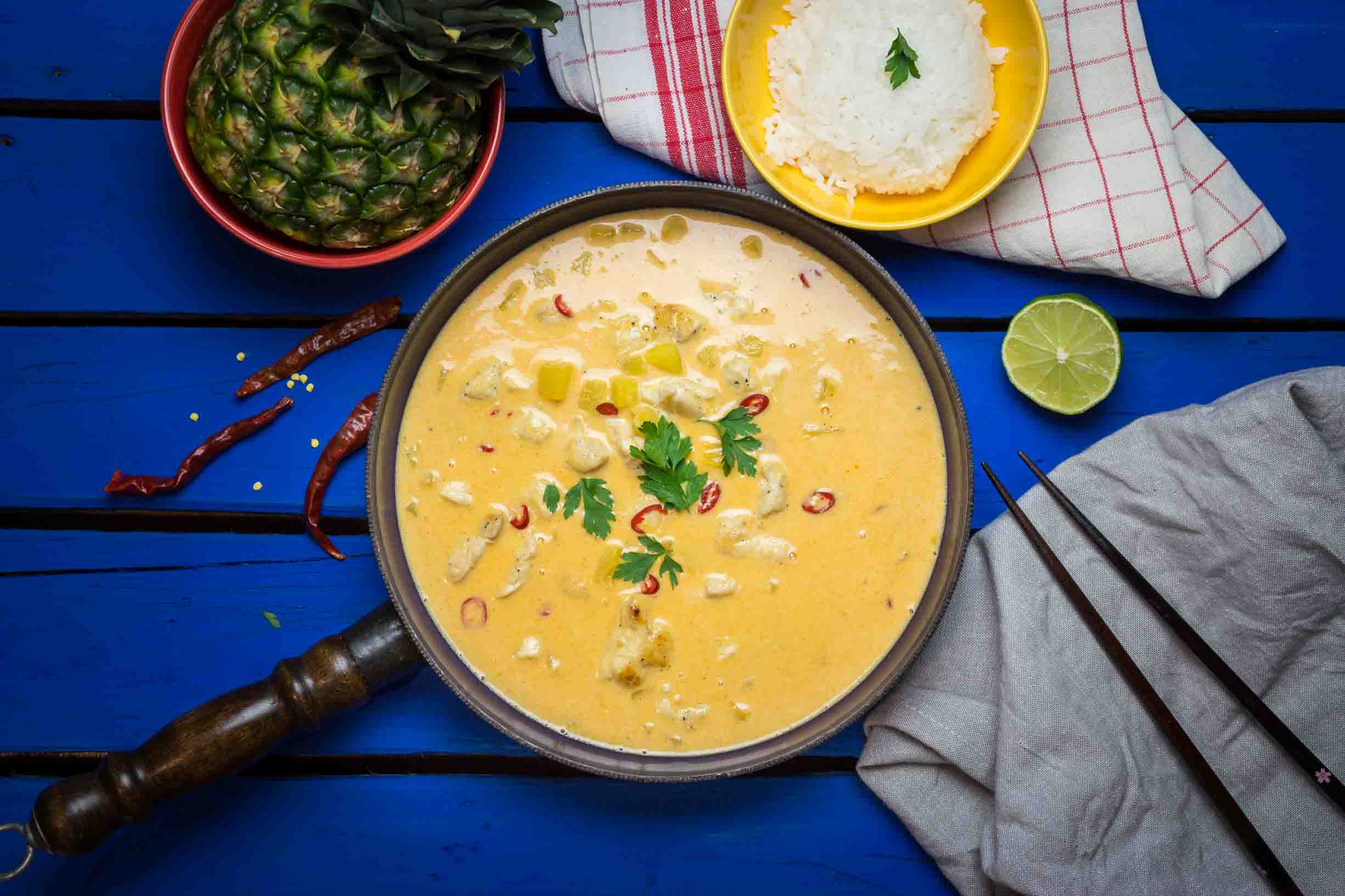 Kuře na kari s ananasem a jasmínovou rýží