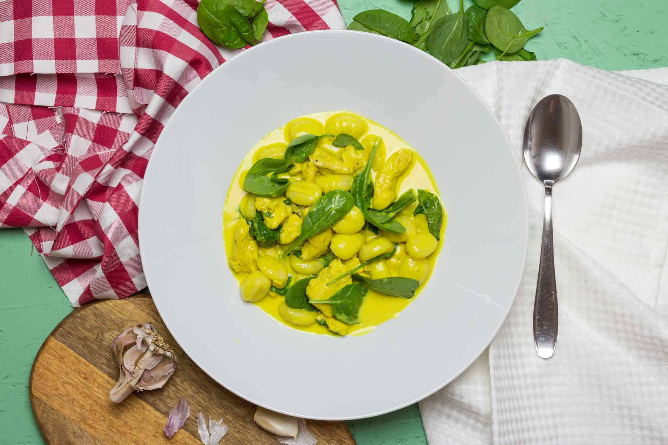 Noky s krůtím masem, kari a baby špenátem