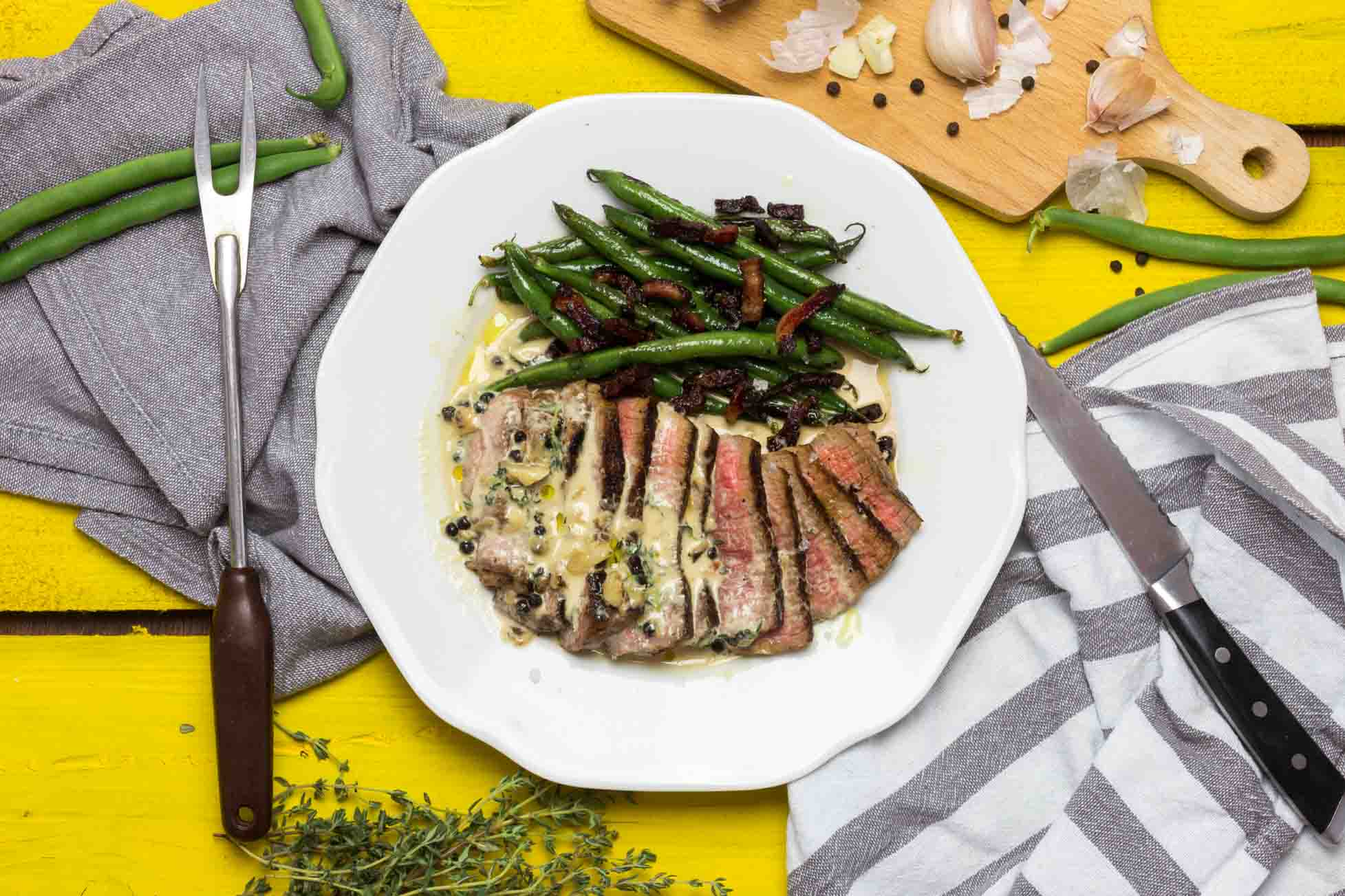 Hovězí steak s pepřovou omáčkou, fazolky a slaninou