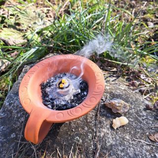 Počasí volá po vyvětrání vykuřovacích nástrojů. No tak pojďte všechny moje kadidelnice a pícky ven. Na vzduch, na...