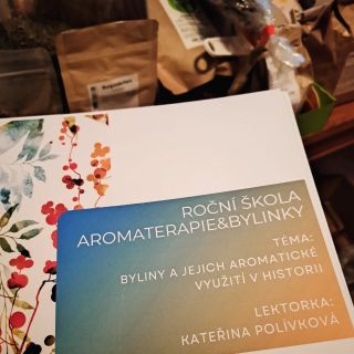 🌿Skripta na sobotu a balení spousty pytlíčků a lahviček. 🌿Celkem si pro studentky @aromaterapieabylinky chystám materiál...