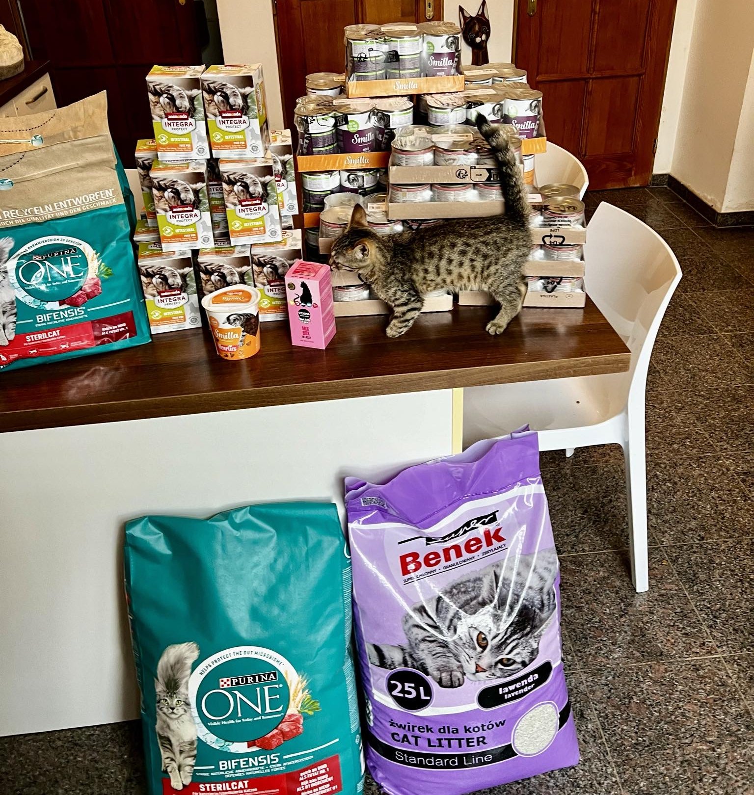 Srpen ve znamení pomoci útulku Afonz Úmonín - posíláme 91,1 kg krmiva