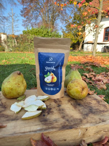 mrazem sušené hrušky před domem výrobny