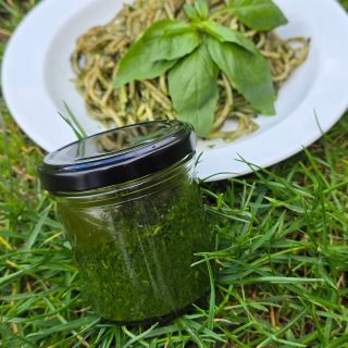 Naše domací bazalkové pesto si můžete přidat na špagety, do salátů nebo si ho třeba jen namazat na chleba 🥗🥖🍝 Je zdravé a...