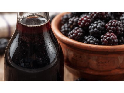 ostružinový sirup v lahvi, miska ostružin