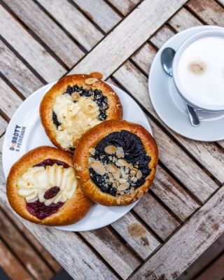 ❄️ I když nám teď počasí na posezení na zahrádce nepřeje, můžete se stavit pro Dobroty s příběhem a vzít si je domů ☕️🍰🏡...