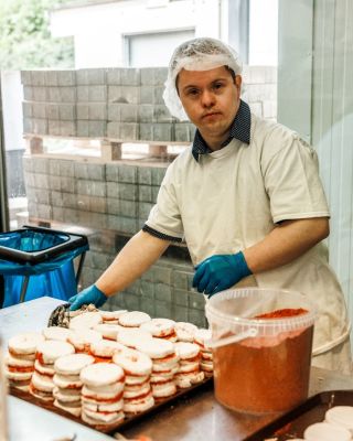 Dnes je Světový den Downova syndromu, který nám připomíná jednu důležitou věc, každý člověk má svůj talent! ✨ V Dobrotách...