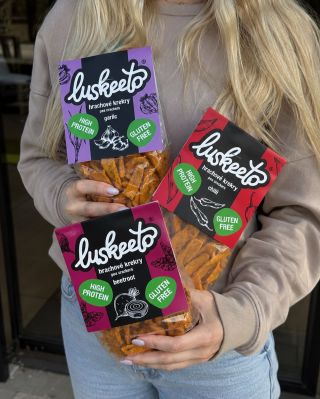 Křupání, které si můžete vzít na výlet, do práce, k polévce… nebo večer k vínu. 😋🥂 Nové luštěninové krekry @luskeeto...