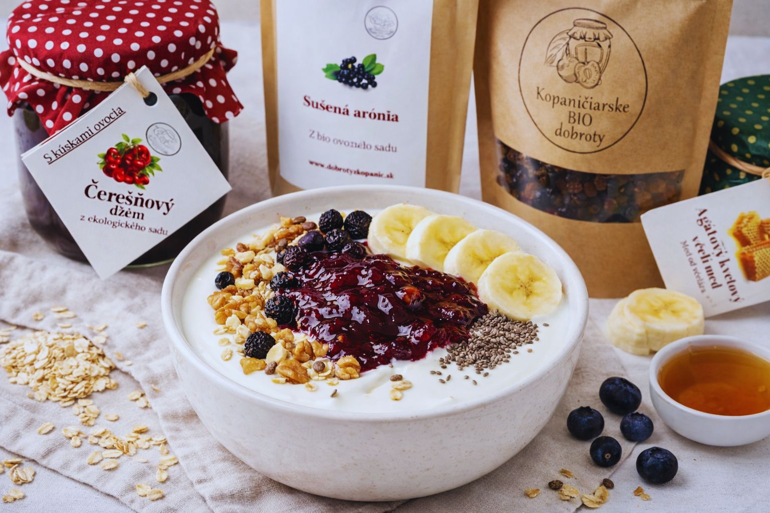 Zdravá raňajková miska so skyrom, čerešňovým džemom a sušenou aróniou
