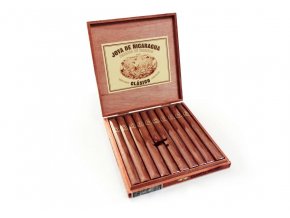 http://cigarro.cz/wp-content/uploads/2013/10/clasico_viajante_box.jpg?651455