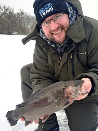 Pstruh 50cm s váhou 1,9kg, který dnes fakt potěšil ❄️🥶 Ještě větší radost máme z toho, že jsme doskladnili spoustu...