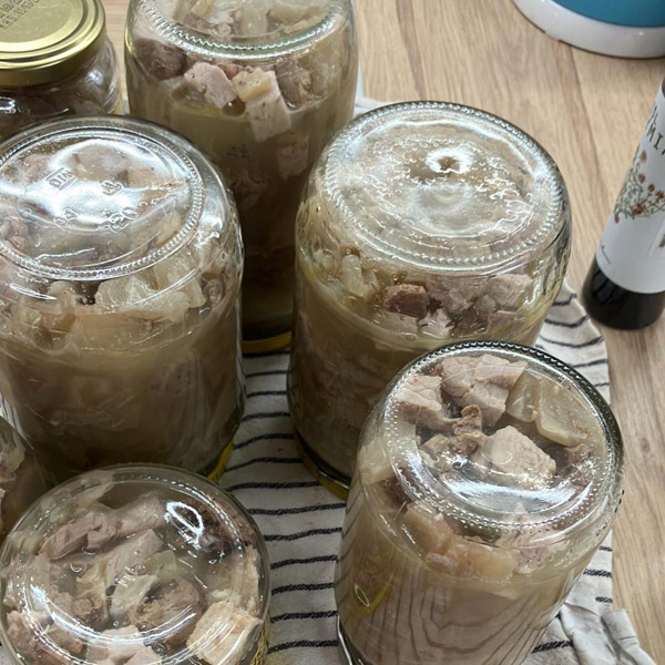 Domáca konzerva pre psíkov "prasiatko s kuracou pečeňou"