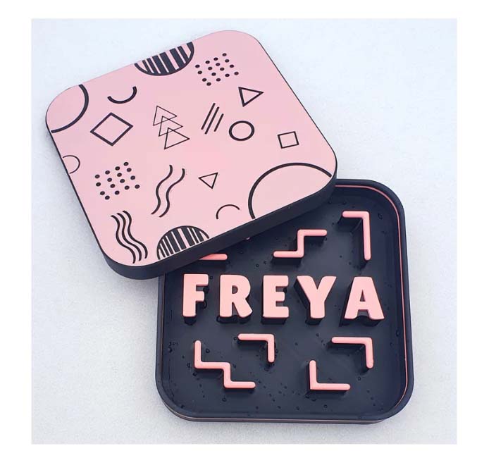 BrainyBrego Puzzle miska pre psov Deluxe Black & Pink Pridajte prísavky: Ano, veľkosť: Large