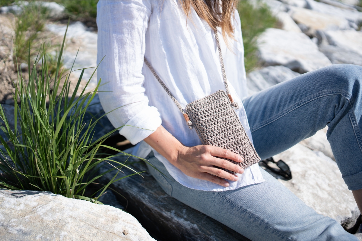 Mini háčkovaná taška na mobil – když stačí jen to nejnutnější