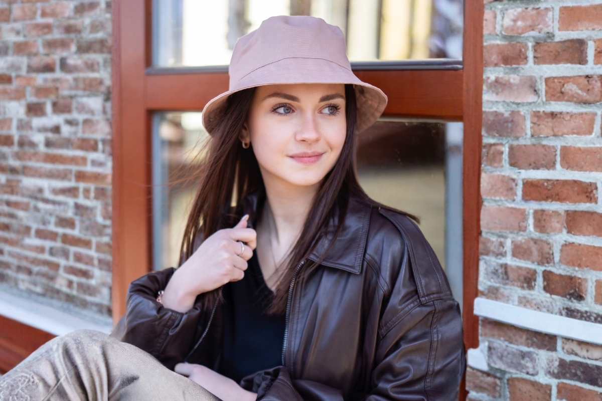 Lehkost, která drží tvar. Klobouk, který drží krok s vámi.