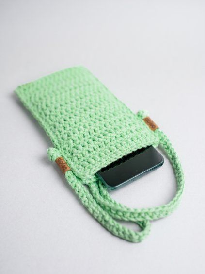 Háčkovaná kapsa na telefon green