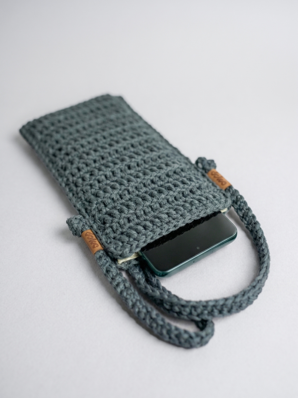 Levně Háčkovaná kapsa na telefon graphite