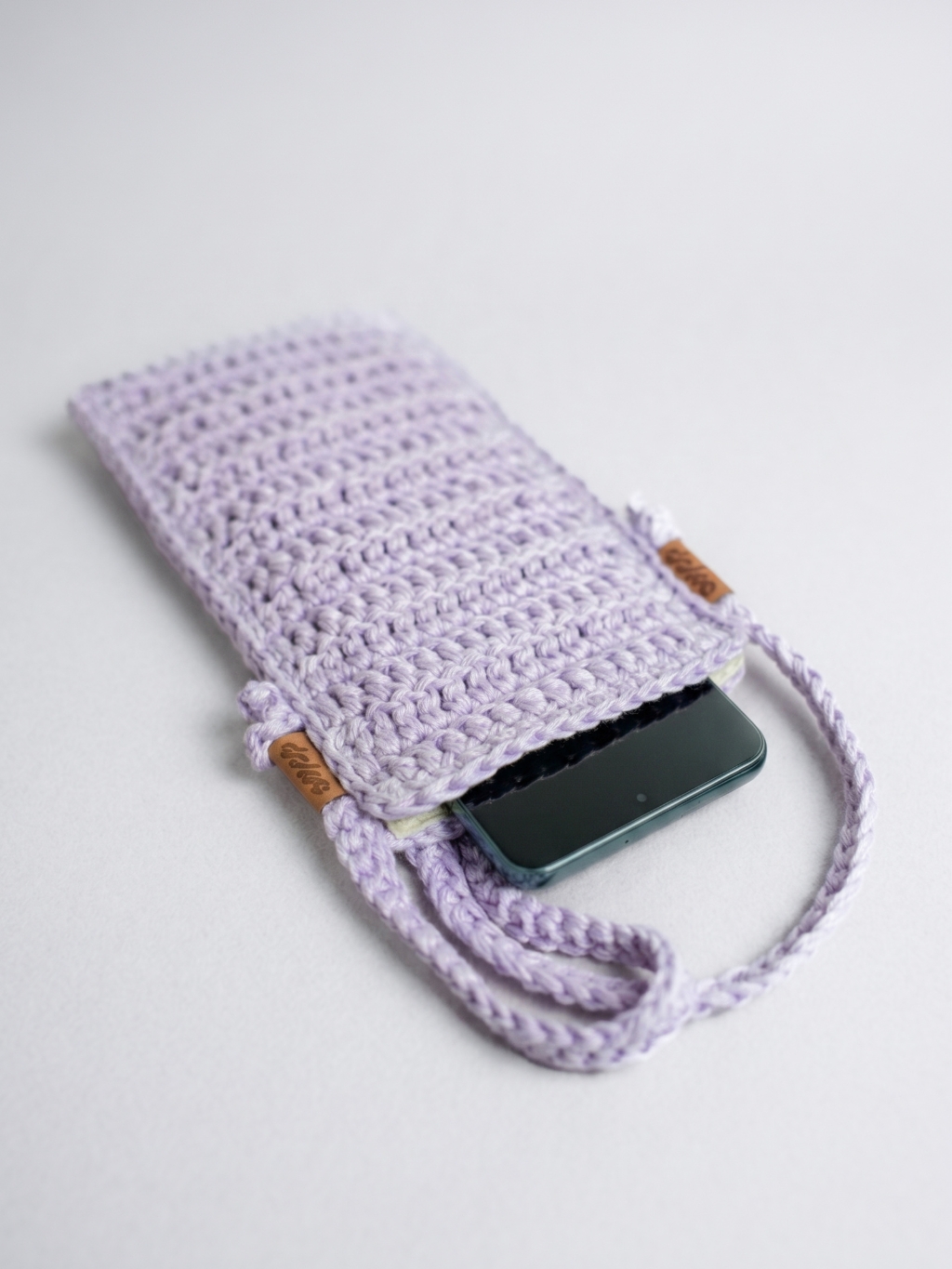 Levně Háčkovaná kapsa na telefon lavender