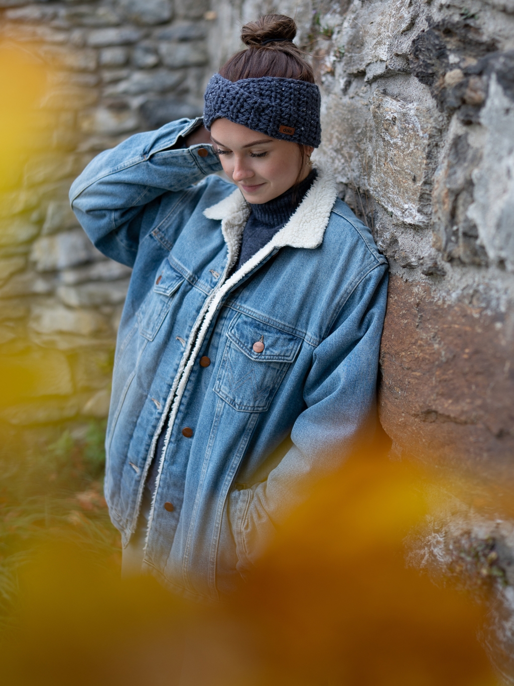 Levně Háčkovaná čelenka s křížením lily Denim tweed