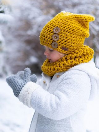 🧶 Zima volá po čepici s charakterem. Tou je naše háčkovaná s knoflíky. Ručně háčkovaná čepice, která zahřeje uši, potěší...