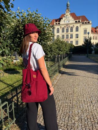 Na letní den toho nepotřebujete mnoho. Jen tašku, do které schováte vše důležité. A klobouk, který vás bude doprovázet od...