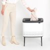Designový koš na prádlo o objemu 60L, bílý, Brabantia Bo 200502