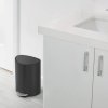 Minimalistický černý koš se hodí do každé koupelny