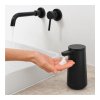 Dávkovač mýdlové pěny v černé barvě Simplehuman