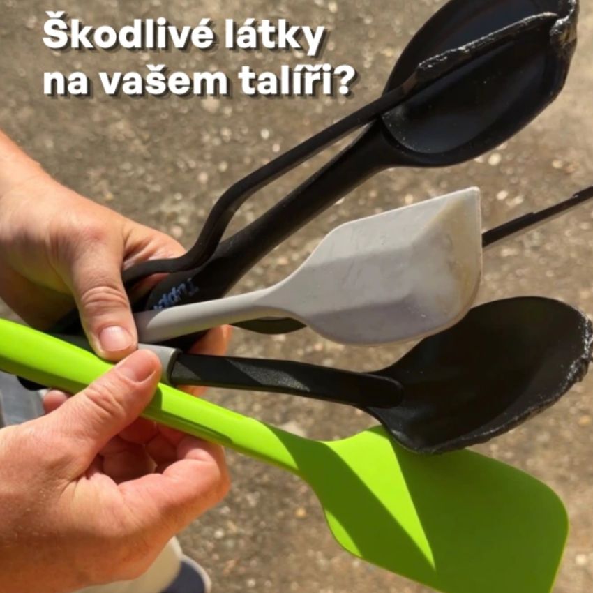 Co se děje s vařečkou na rozpálené pánvi? Otestovali jsme tři materiály