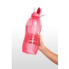 velká 2l lahev v ruce- tupperware, otevřená