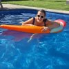 nafukovací lehátko zmrzlina v bazénu, žena v brýlích na něm