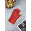 Silikonové rukavice Kochblume z BPA-free silikonu. Odolné do 260 °C, protiskluzové, kryjí ruce i předloktí a usnadňují bezpečnou manipulaci s horkým nádobím, červená na stole