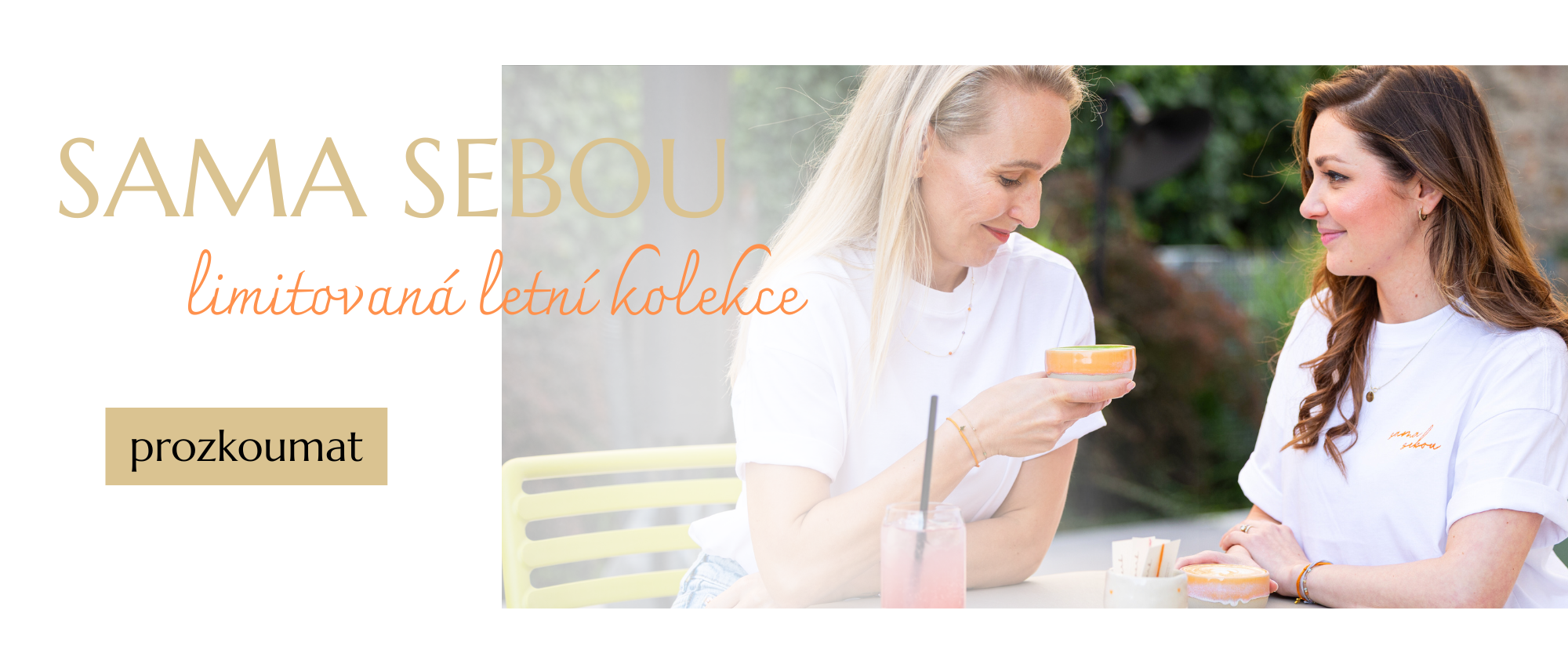 Sama sebou kolekce- holky u stolu s kávou