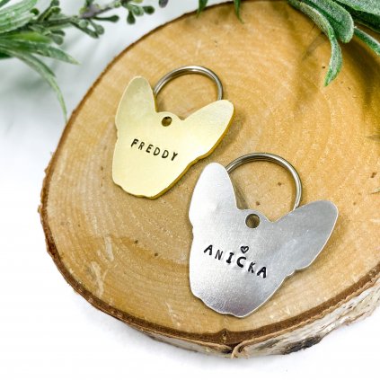 Známka pro psa ručně ražená ve tvaru buldočka