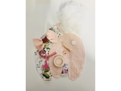 Ručně šité a pletené hračky, látkové potřeby pro miminka, zavinovačky, oblečení, zakázková výroba, vše v kvalitě Öko-tex. V prodeji na e-shopu DOLCE MAMA.