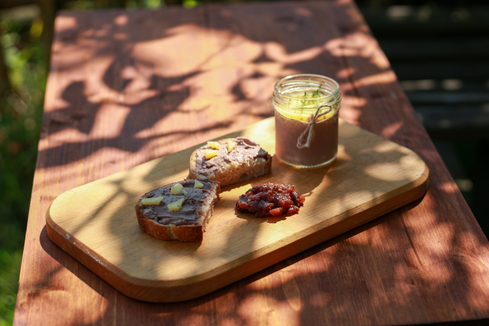 Cibulové čatní se sušenými švestkami