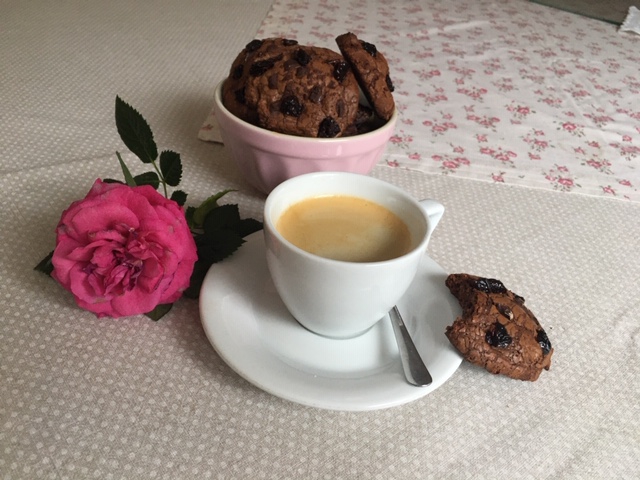 Čokoládové brownie cookies s višněmi