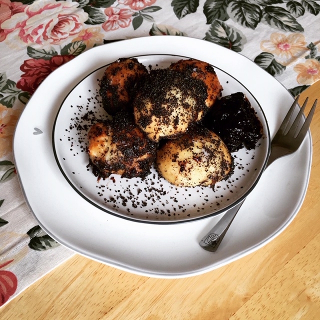 Peciválky s mákem a švestkovými povidly