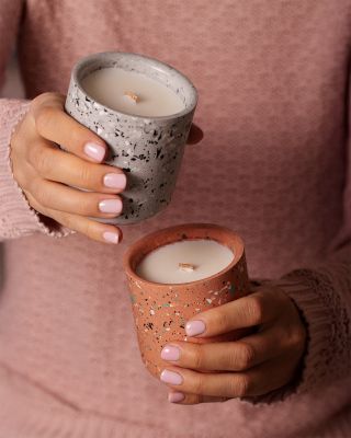 Naše sójové terrazzo svíčky vykouzlí příjemný večer i během mrazivého víkendu 🕯️ #prirodnimydlo #domacimydlarna...