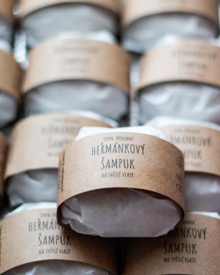 Heřmánkový šampuk 💚 Je to váš favorit, nebo dávají vaše vlasy přednost tomu kopřivovému? 🤔 #domacimydlarna...