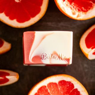 Vaše oblíbené svěží GREPOVÉ mýdlo už je zase skladem 😍 #prirodnimydlo #domacimydlarna #remeslnavyroba #rodinnafirma...