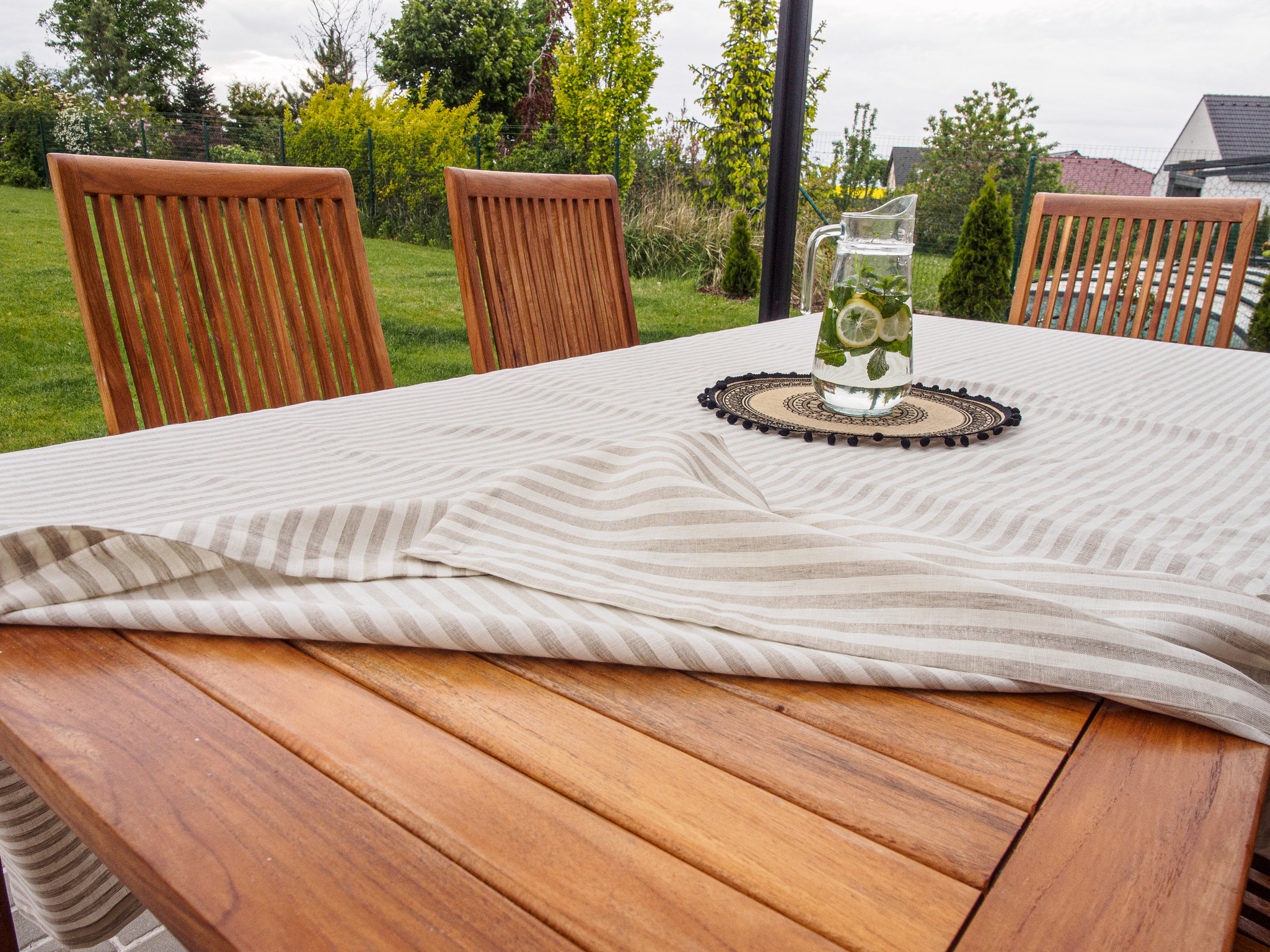 Kuchyně jako srdce domova: Lněné utěrky, ubrusy a dřevěné doplňky pro stylové stolování