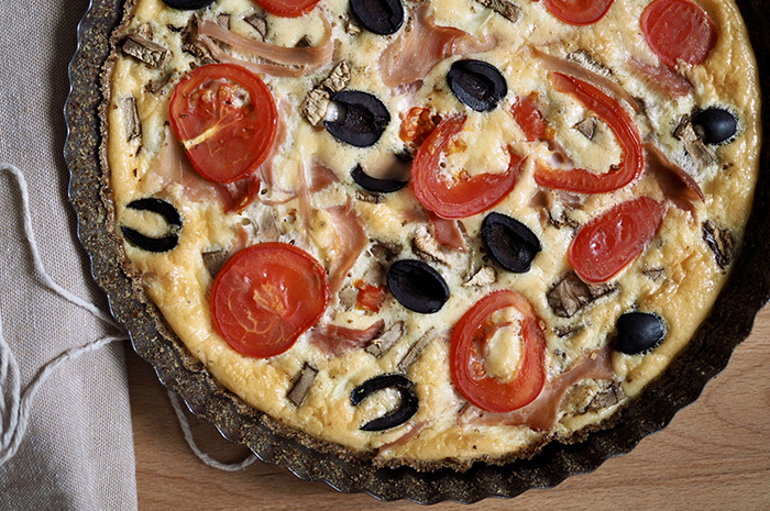 Hotový low carb quiche neboli pizza na stole